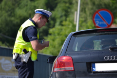 Policjant-podczas-rozmowy-z-kierujacym-zatrzymanym-do-kontroli