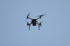 Widok-pracujacego-drona-na-tle-nieba